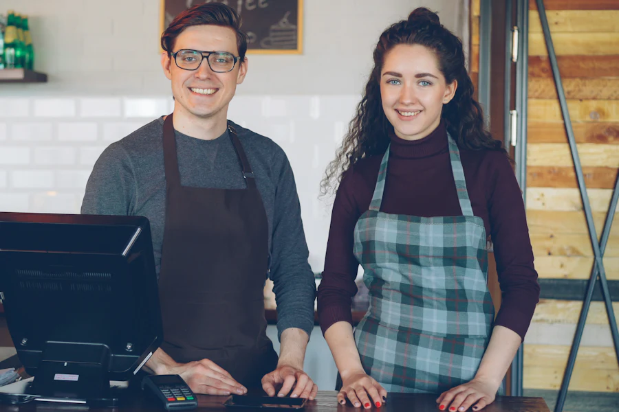 Commerçants souriants derrière le comptoir de leur boutique
